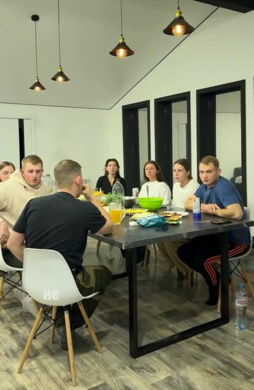 Компания отдыхала на базе отдыха и тут заходит администратор и с наездом спрашивает: 