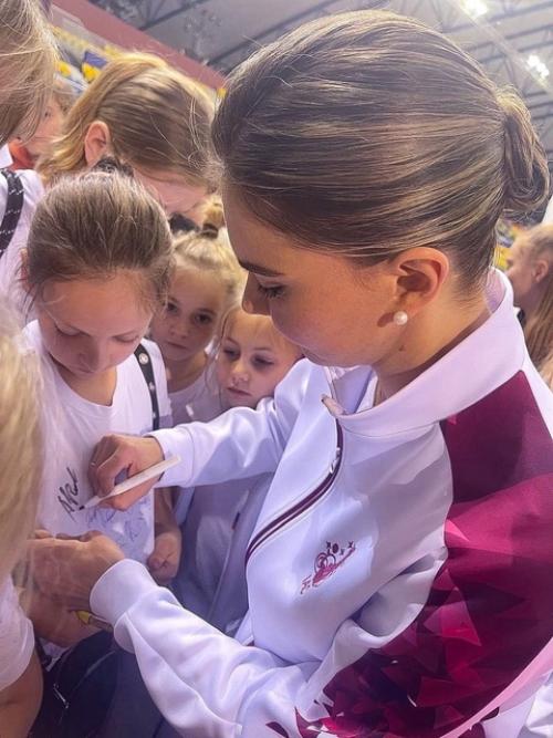 Красивая Алина Кабаева на матч - тв после международного турнира Кубок Небесная Грация, который прошел в Катаре. 03