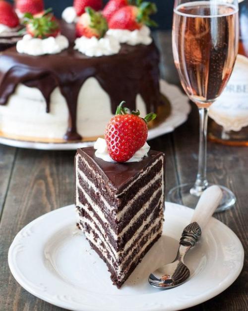 Шоколадный торт.

Очень мягкие, шоколадные, рассыпчатые и нежные, сочные и влажные коржи, тающие во рту … они не оставят равнодушным никого? 

