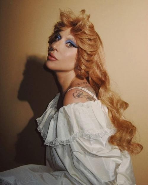 Леди гага, похоже, черпает вдохновение из образов Аллы Пугачевой 70-х годов. 04