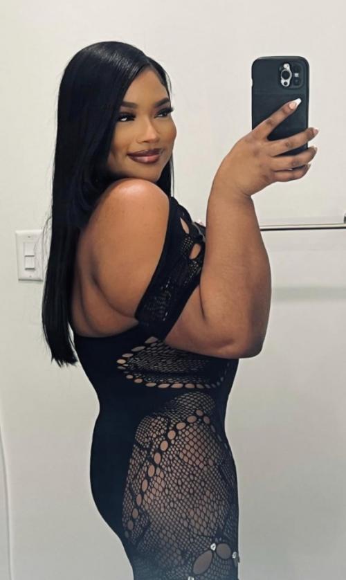 Девушка внезапно стала интернет - звездой благодаря своим фото Спереди vs Сбоку. 01