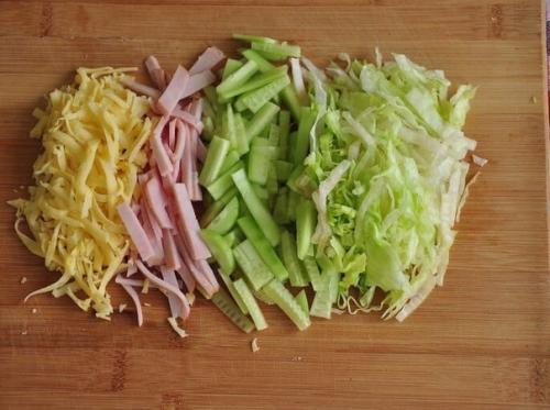 Салат Неженка.  Вкусный праздничный салатик, нежный, но пикантный за счет чесночка. 01