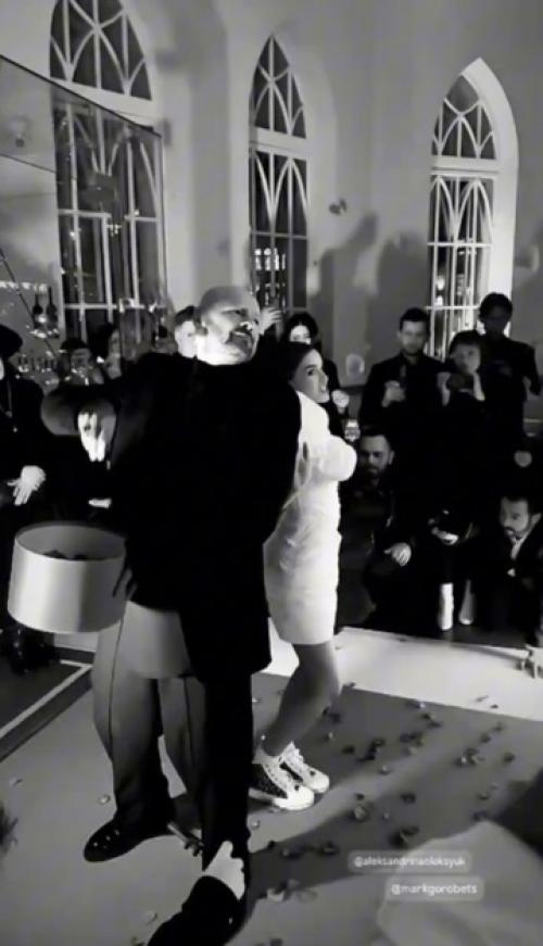 49-Летний режиссер Марк Гoрoбец женился на 18-летней актрисе Александрине олексюк. 01