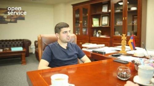 Валя карнавал перестала скрывать своего возлюбленного, 29-летнего бизнесмена Аргишти эвояна. 01