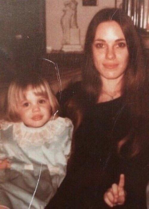 Анджелина джоли с мамой! 03