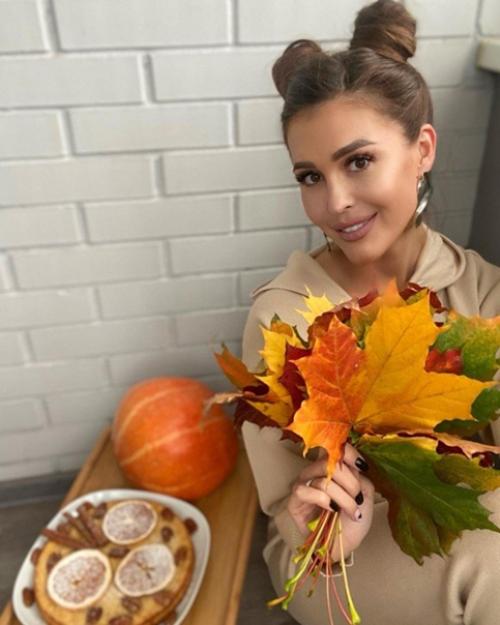 Всегда с кудряшками и такая милая Анна бузова! 05