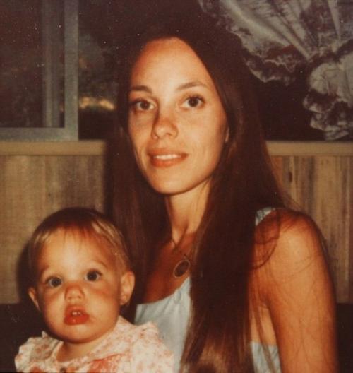 Анджелина джоли с мамой! 02