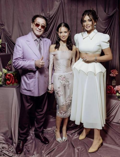 На фоне слухов о расставании Аврора киба вышла в свет вместе с Григорием Лепсом.  