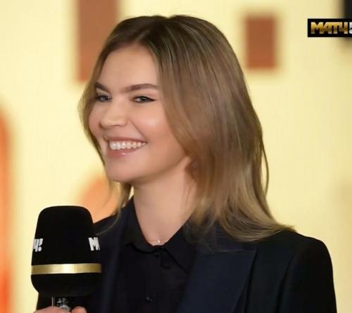 Красивая Алина Кабаева на матч - тв после международного турнира Кубок Небесная Грация, который прошел в Катаре. 02