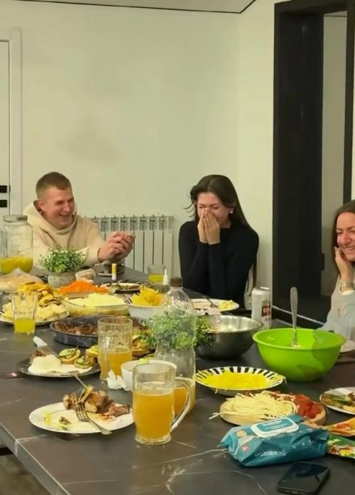 Компания отдыхала на базе отдыха и тут заходит администратор и с наездом спрашивает: ничего не хотите отдать? 01