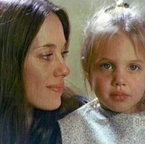 Анджелина джоли с мамой! 04