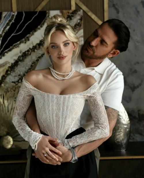 Целый год они скрывали внешность сына, но интрига наконец рассеяласьм. 02