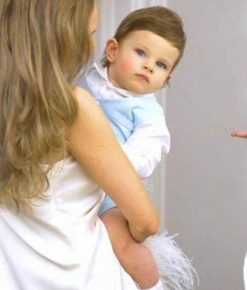 Целый год они скрывали внешность сына, но интрига наконец рассеяласьм.

