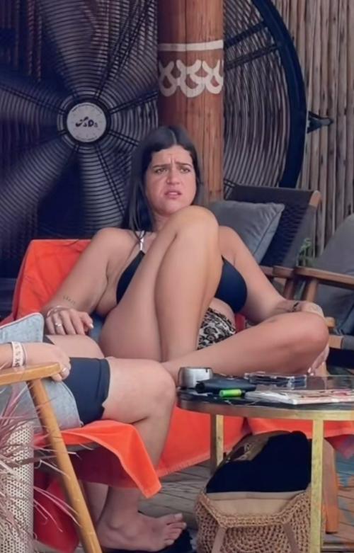 Горячая кудесница решила пройтись по пляжу мимо пузатиков и их дам сердца. 01