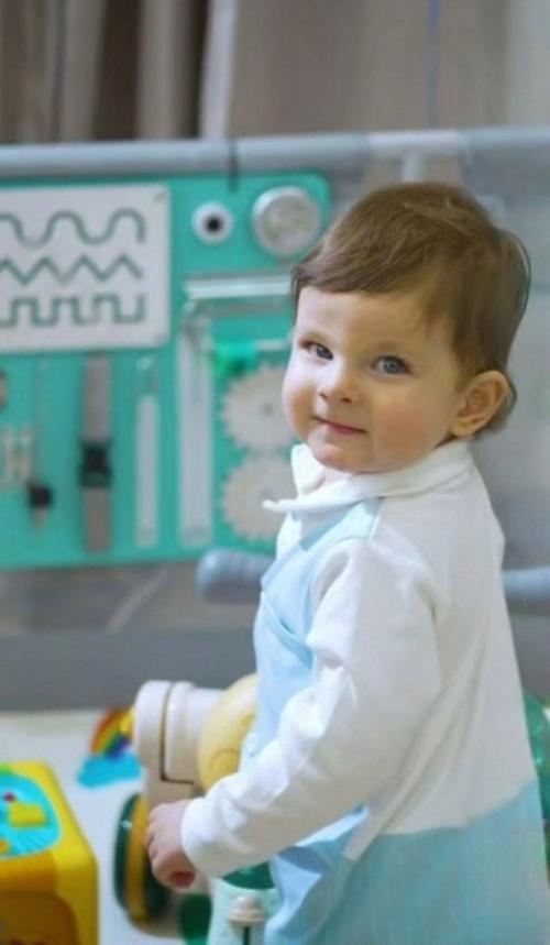 Целый год они скрывали внешность сына, но интрига наконец рассеяласьм. 01