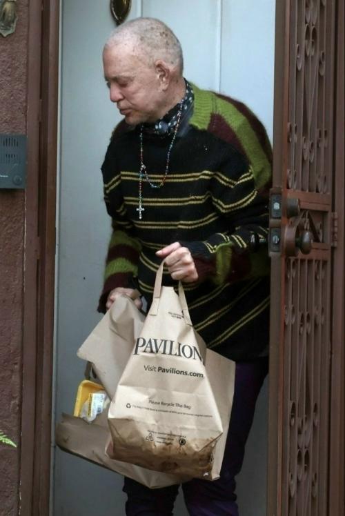 Папарацци засняли 73-летнего актёра Микки рурка у входа в его дом, который он, возможно, скоро покинет. 01