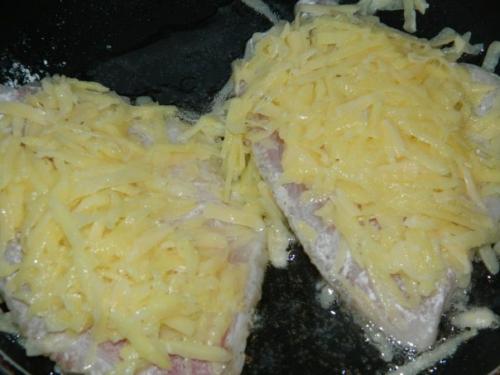 Рыбка в шубе.   Рыбка в хрустящей картофельной корочке вполне может стать одним из наиболее любимых блюд в вашей семье. 04