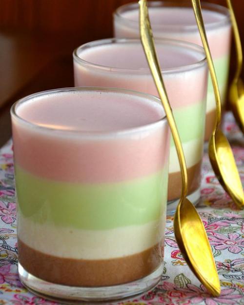 Десерт радуга. Просто какой-то вкус детства - сметанное желе с разными вкусами! Десерт радуга. Просто какой-то вкус детства - сметанное желе с разными вкусами!