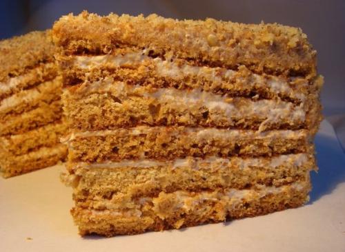 Бисквитный торт, пропитанный сгущенкой.

