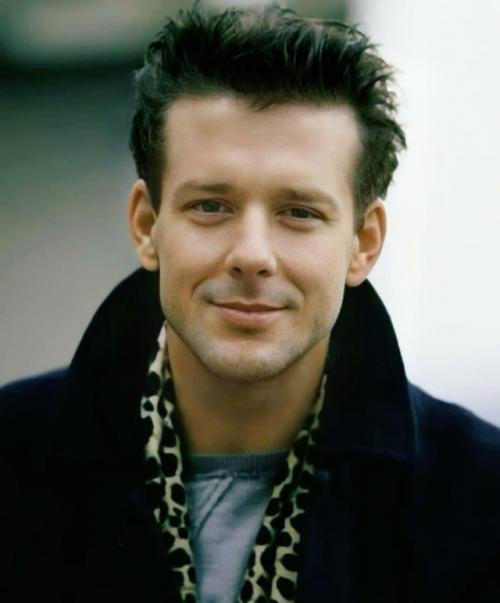 Папарацци засняли 73-летнего актёра Микки рурка у входа в его дом, который он, возможно, скоро покинет. 02