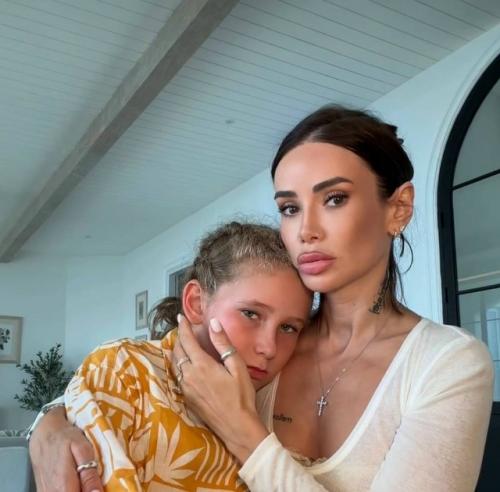 Длинные волосы - символ мужественности: как Айза - лилуна ай защищает сына от хейтеров в соцсетях.

