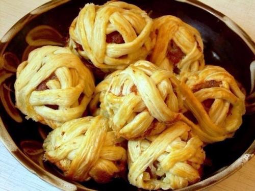Мясные клубочки в слоеном тесте. Мясные клубочки в слоеном тесте.