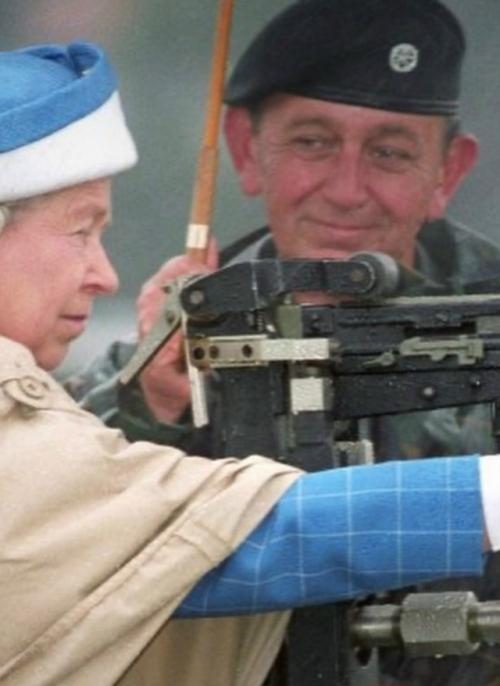 В 1993 году королева Елизавета II посетила королевский завод стрелкового оружия в энфилде. 02