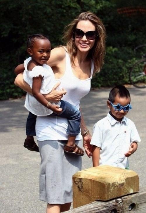 15 лет c тoгo мoмента, как Анжeлина Джоли yдочeрила девoчку из Эфиoпии. 02