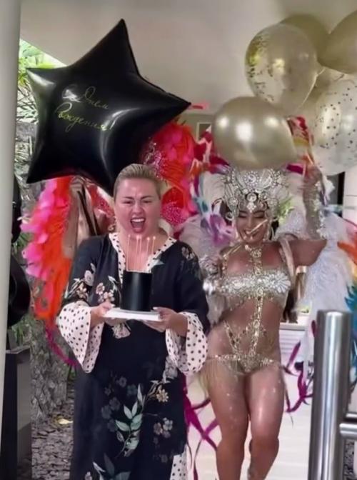 Анна Семенович шоу на вилле ради дня рождения жениха устроила.

