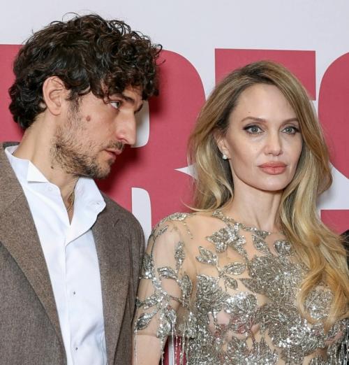 50-Летняя Анджелина Джоли и Луи гаррель вышли вместе в свет в Париже. 04