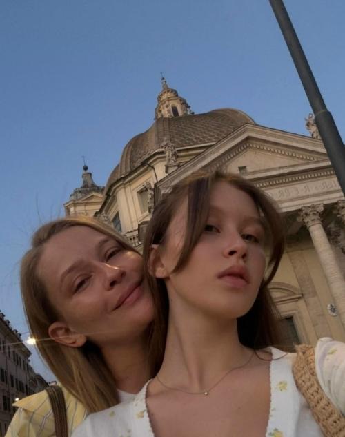 Звезда поймана. 

Актриса Юлия пересильд поделилась, что её дочь Анна демонстрирует актёрский талант, сравнимый со звёздами голливуда. 

