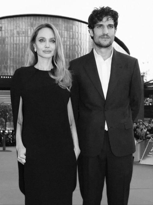 Закрутила Очередной Роман - в сети обсуждают нового избранника 50-летней Анджелины Джоли. 01