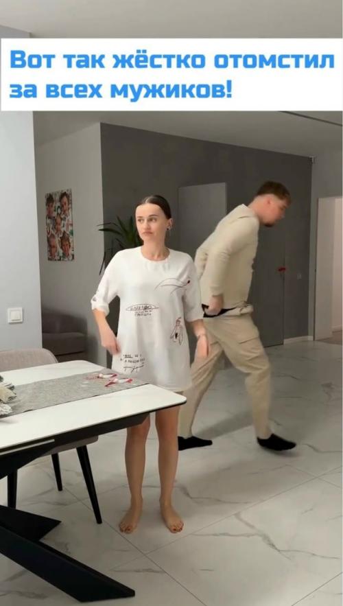 Всё по классике, вроде он подходит сзади, аккуратненько стягивает с меня штаны. 01