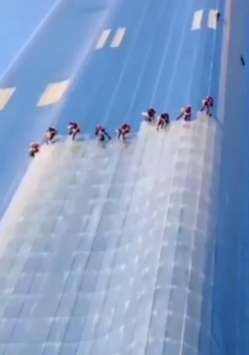 Чтобы целиком отмыть все окна бурдж - халифы - высочайшего небоскреба на планете - требуется ровно три месяца кропотливого труда. 

