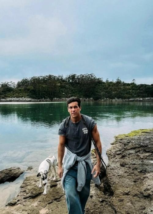 Марио касас - 39 летний испанский актер, который в те беззаботные школьные годы был любимым для многих девочек. 01