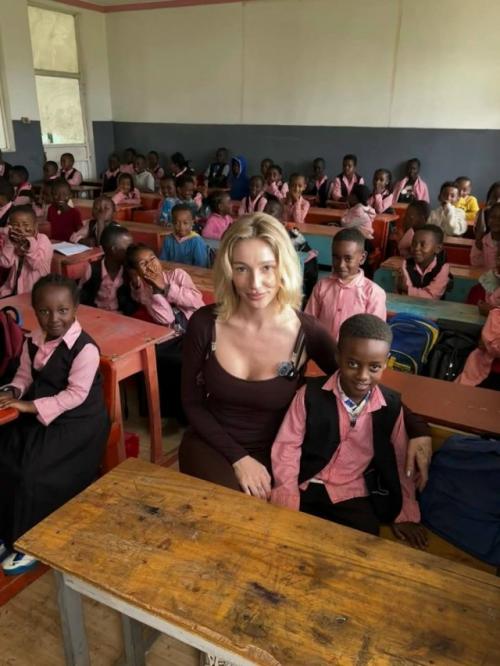 Настя ивлеева вернула блонд и отправилась в путешествие по африке.

