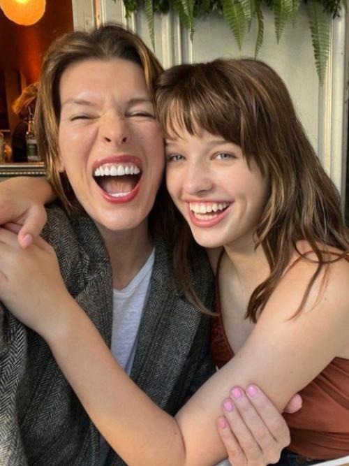 Дочь миллы Йовович появилась в Голом платье. 02