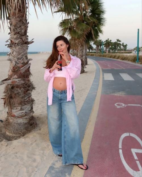 Дочь анaстaсии Зaворотнюк делится беременными фото. 02