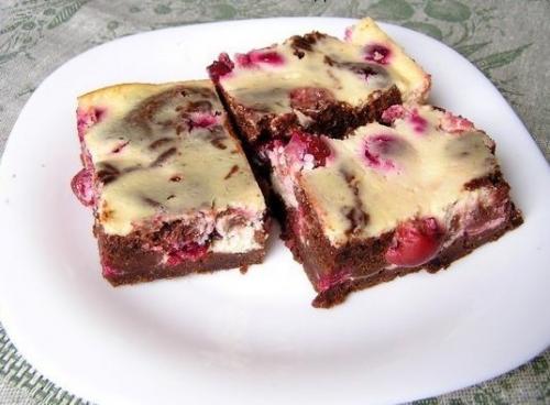 Брауни с творогом и вишней.
