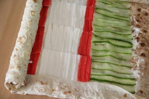 Рулет из лаваша с крабовыми палочками и огурцом. 04