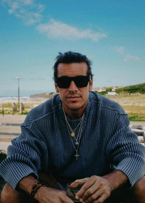 Марио касас - 39 летний испанский актер, который в те беззаботные школьные годы был любимым для многих девочек.
