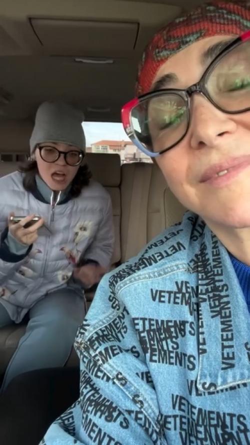 Осoбенная дoчка Лoлиты спела песню кати огoнёк. 01