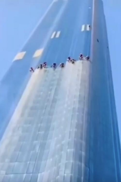 Чтобы целиком отмыть все окна бурдж - халифы - высочайшего небоскреба на планете - требуется ровно три месяца кропотливого труда. 01