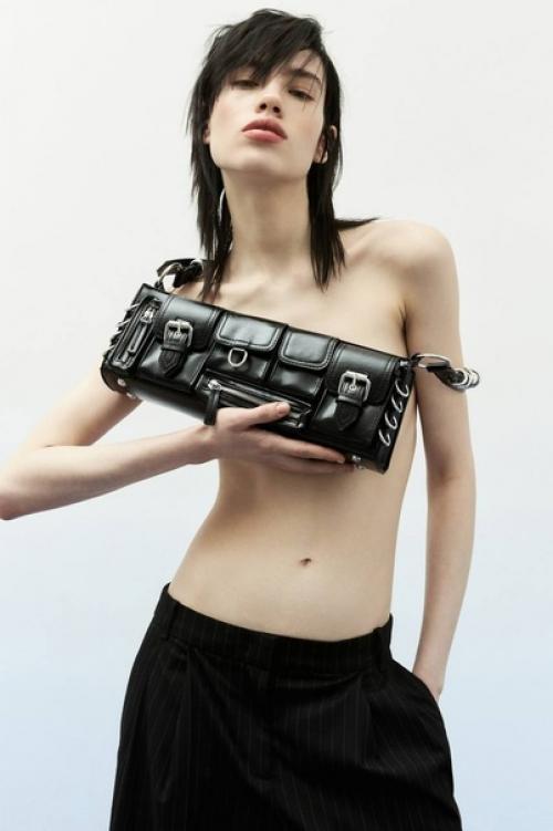 Внимание!  Только в том случае, если в самый обычный образ добавить интересную сумку, то он точно заиграет новыми красками. 01