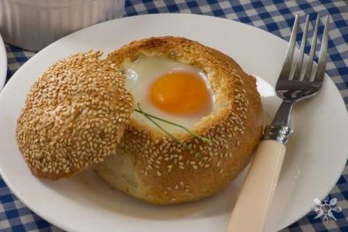 Завтрак в булочке.  Быстро, вкусно и разнообразно можно готовить завтрак с использованием обычной круглой булочки для гамбургеров. Завтрак в булочке.  Быстро, вкусно и разнообразно можно готовить завтрак с использованием обычной круглой булочки для гамбургеров.