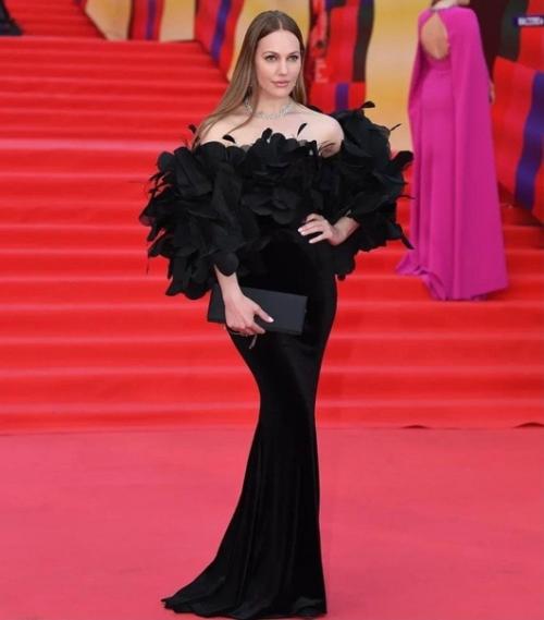 Мерьем узерли появилась на красной дорожке в Москве в шикарном наряде. 01