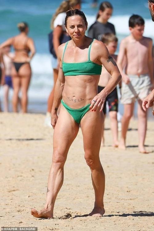 51-Летняя бывшая участница Spice Girls мел си продемонстрировала фигуру на пляже. 04