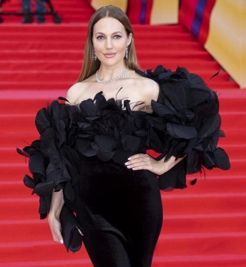 Мерьем узерли появилась на красной дорожке в Москве в шикарном наряде. 03