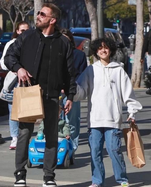 Бен аффлек и дочь Дженнифер Лопес - 14-летняя Эмма на прогулке в Лос-анджелесе. 02