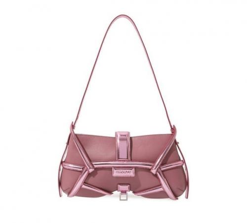 Внимание!  Только в том случае, если в самый обычный образ добавить интересную сумку, то он точно заиграет новыми красками. 03